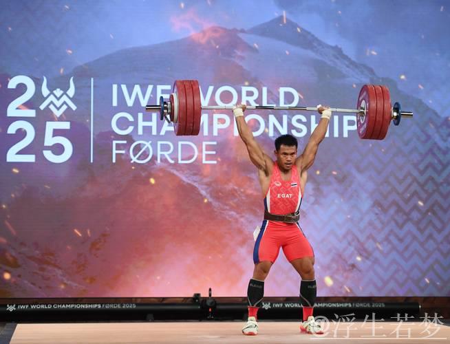 何岳基勇夺举重男子67公斤级双金